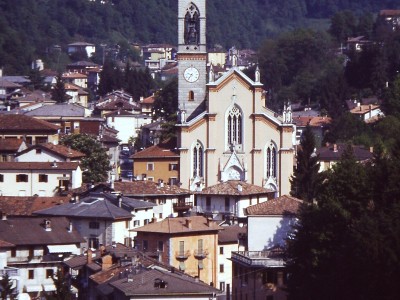 1997 Brembilla e la chiesa foto Fito Terzi.JPG